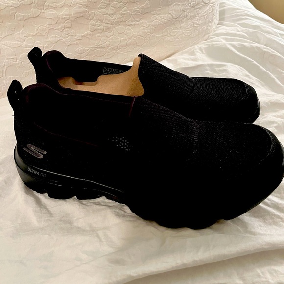 NWT Skechers Ultra Go GoWalk air-cooled Goga Mat women’s sneakers Black size 7 - Picture 1 of 9